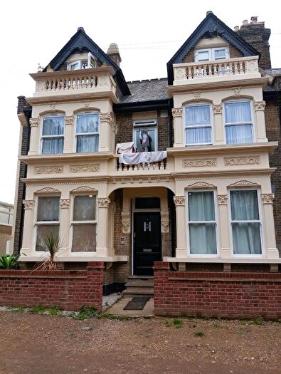 Studio To Rent In Forest Glade, London, E11