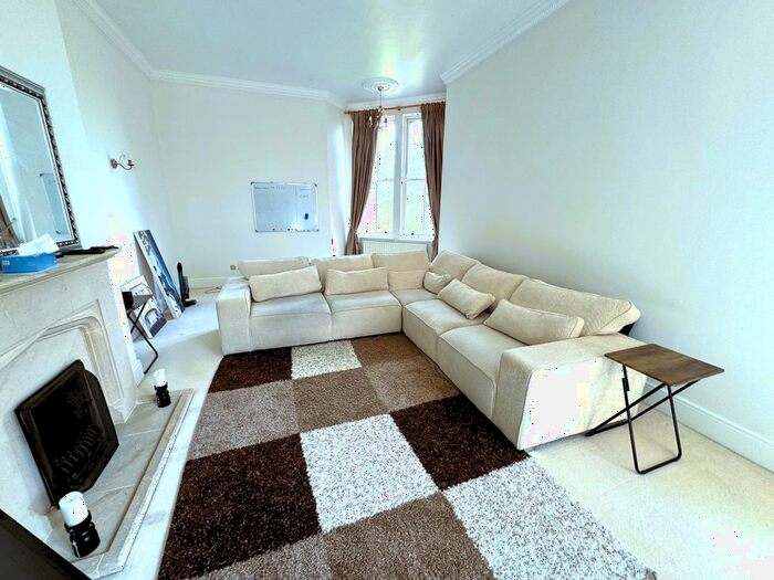 2 Bedroom Flat To Rent In Brandesbury Square, Woodford Green, IG8
