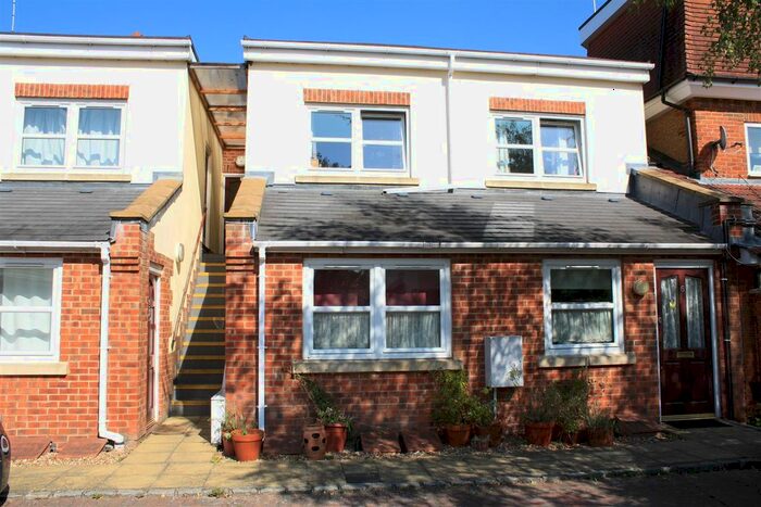 1 Bedroom Flat To Rent In Hidden Close, West Molesey, KT8