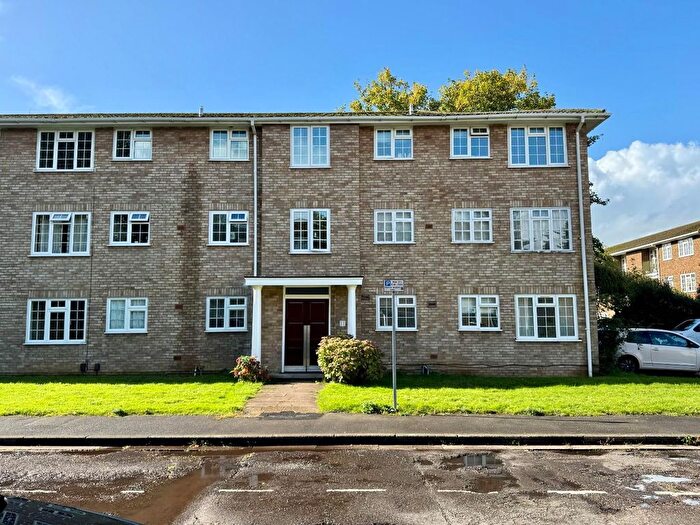 3 Bedroom Flat To Rent In Swallow Close, Staines-Upon-Thames, TW18