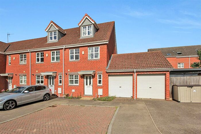 3 Bedroom Town House For Sale In , Manse Close, Rushden, NN10