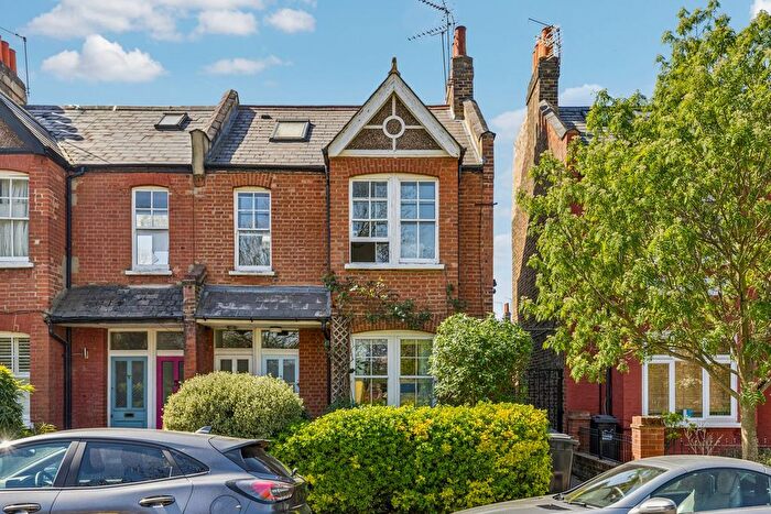 2 Bedroom Maisonette For Sale In Hartswood Road, Wendell Park, Shepherd's Bush, W12
