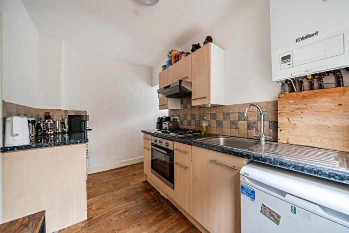 2 Bedroom Flat To Rent In Brightwell Crescent, London, SW17