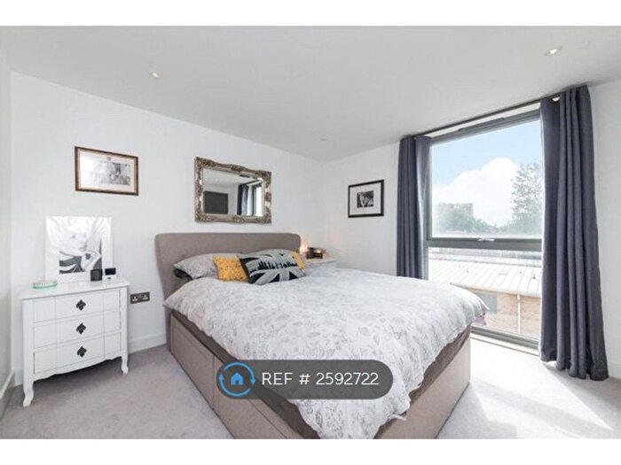2 Bedroom Flat To Rent In Canalside Square, London, N1