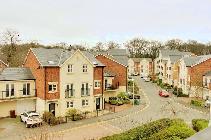 2 Bedroom Flat To Rent In Montgomery Avenue, West Park, Leeds, LS16