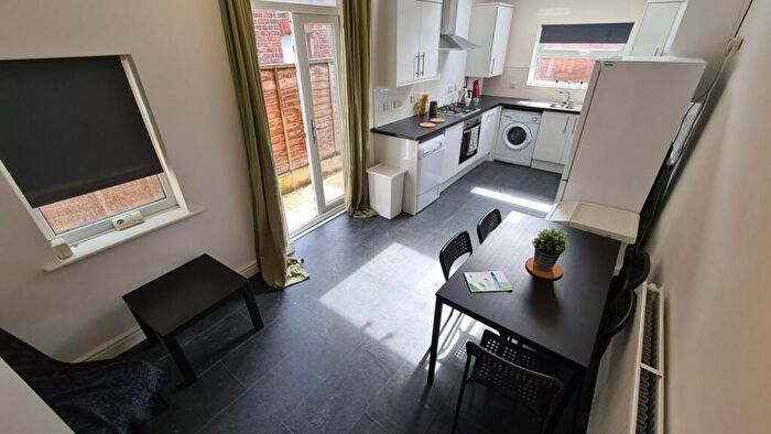 6 Bedroom Apartment To Rent In Rusholme Place, M14