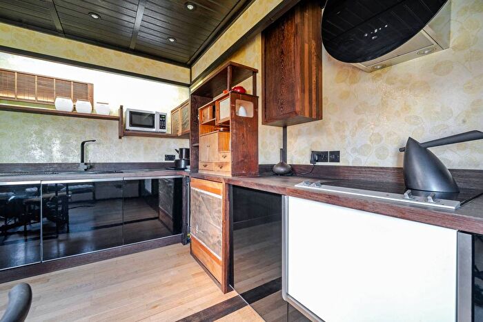 1 Bedroom Flat To Rent In Hammersmith Grove, Brackenbury Village, London, W6