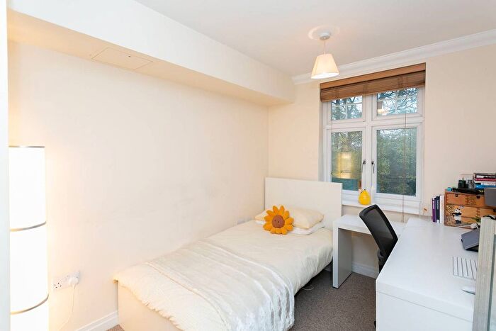 2 Bedroom Flat To Rent In London Road, Bushey, WD23