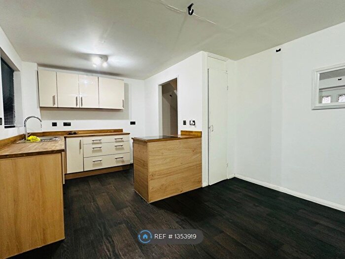 3 Bedroom Semi-Detached House To Rent In Inveraray Close, Sinfin, Derby, DE24