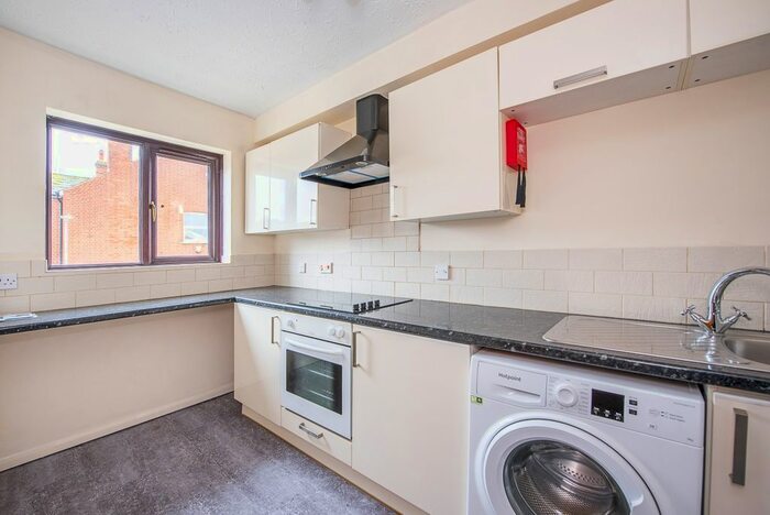 2 Bedroom Flat To Rent In Bond Road, Surbiton, KT6