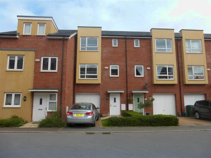 4 Bedroom Property To Rent In Stilton Close, Aylesbury, HP19