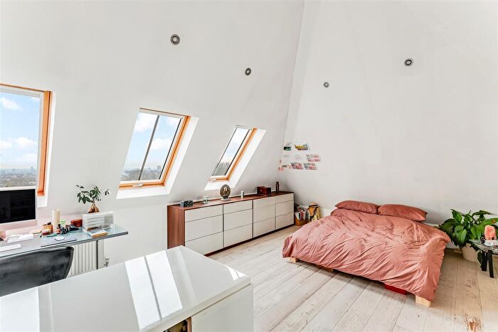 3 Bedroom Flat For Sale In Lyndhurst Road, Hampstead, London, NW3