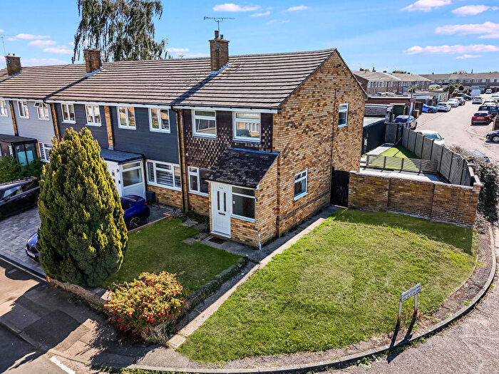 3 Bedroom End Of Terrace House For Sale In Linnet Drive, Tile Kiln, Chelmsford, CM2