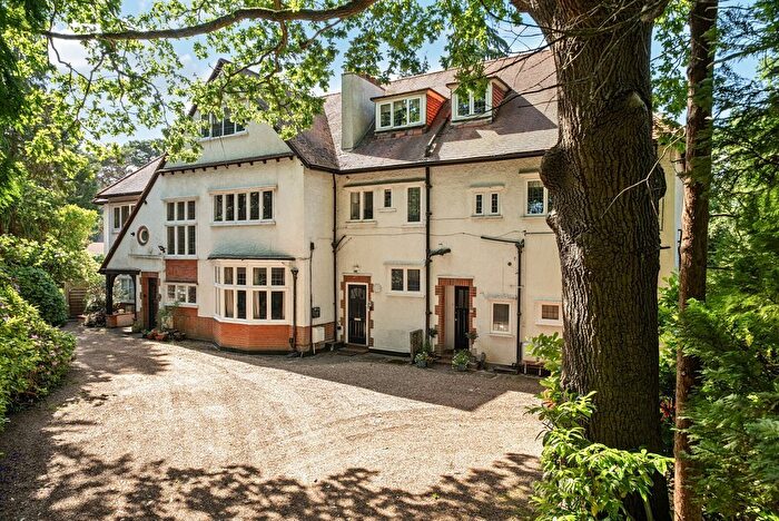 3 Bedroom Maisonette For Sale In Old Woking Road, West Byfleet, KT14