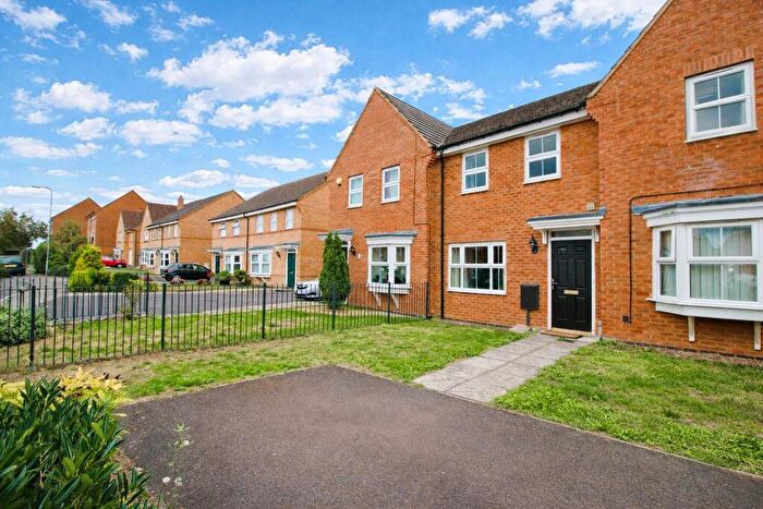 3 Bedroom Terraced House For Sale In Sunningdale Drive, Rushden, NN10