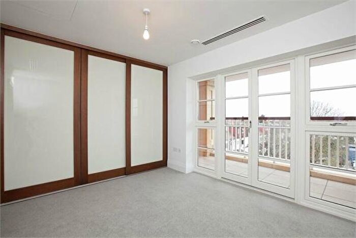 2 Bedroom Flat For Sale In Flat, Hurley Court, High Road, London, N12