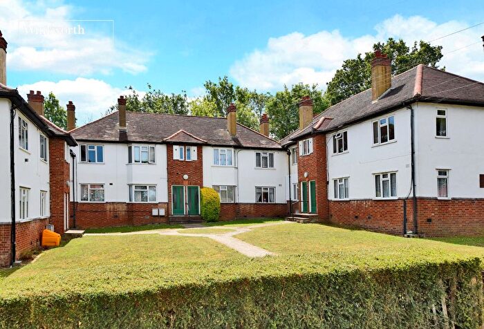 2 Bedroom Flat For Sale In The Maisonettes, Alberta Avenue, Cheam, Sutton, SM1