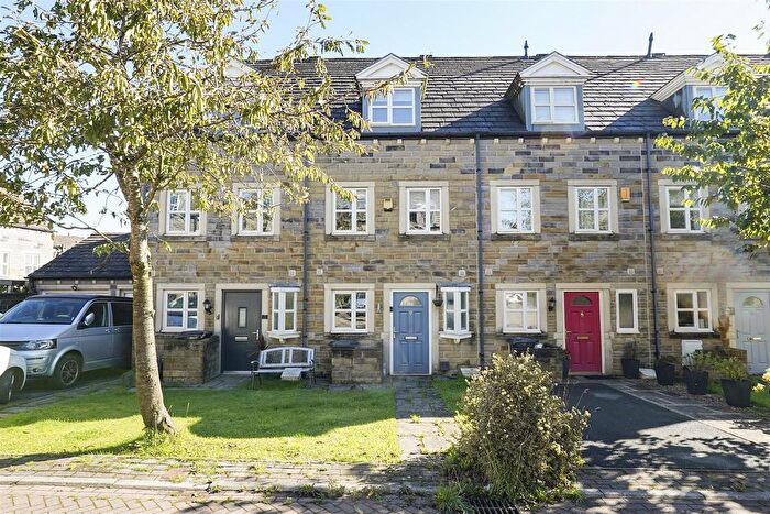 3 Bedroom Town House For Sale In Haven Close, Halifax, HX3