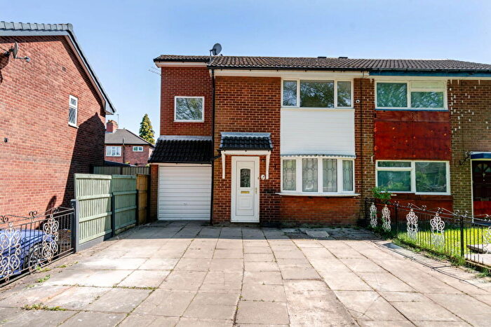 3 Bedroom Semi-Detached House For Sale In Kilnwick Close, Manchester, M18