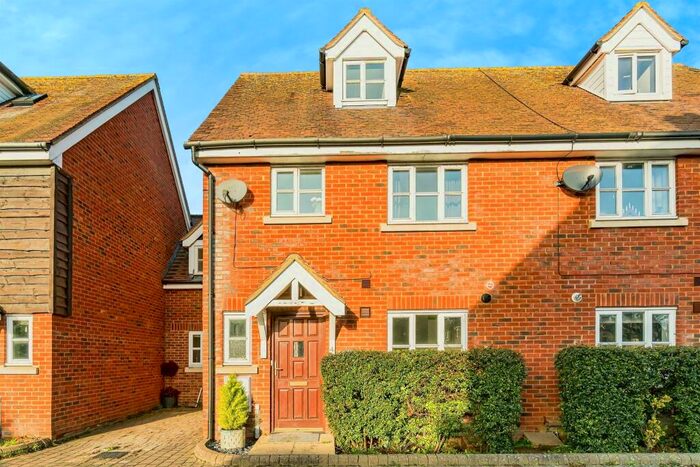 3 Bedroom Town House For Sale In Ravens Court, Long Marston, Tring, HP23