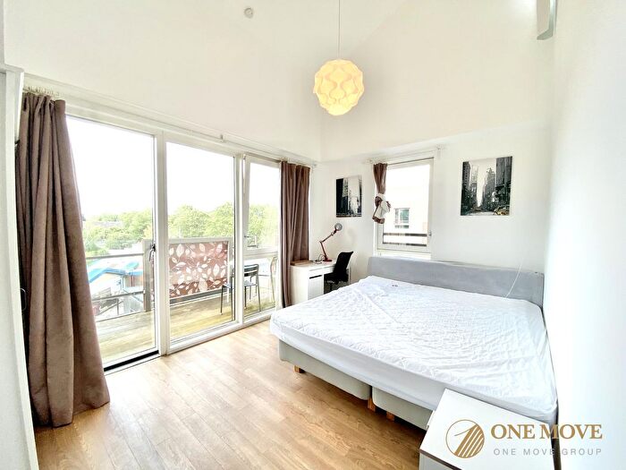 3 Bedroom Flat To Rent In Blondin Way, London, SE16