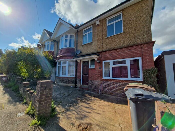 5 Bedroom House To Rent In Alton Road, LU1