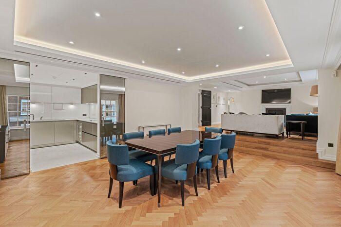 3 Bedroom Flat To Rent In Queen Street, London, W1J