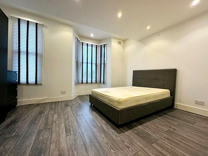 3 Bedroom Flat To Rent In Shakespeare Road, London, SE24