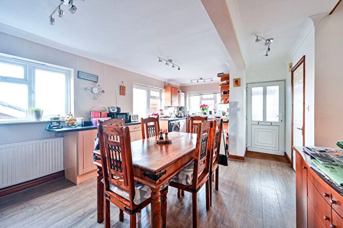 4 Bedroom Detached House For Sale In Beechwood Road, Knaphill, Woking, GU21