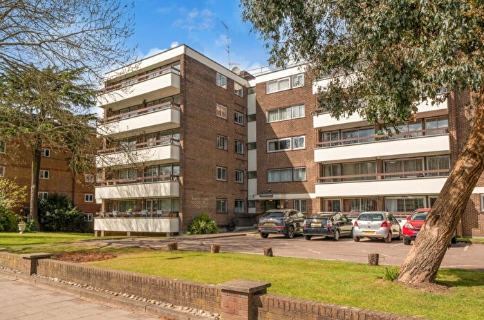 3 Bedroom Apartment For Sale In Station Road, New Barnet, Barnet, EN5