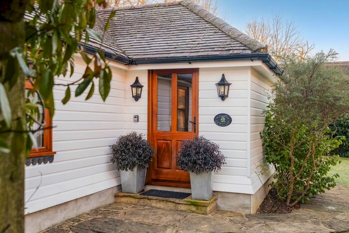 2 Bedroom Cottage To Rent In Kerves Lane, Horsham, RH13