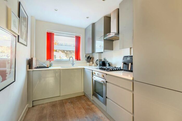 2 Bedroom Maisonette To Rent In Bartle Road, Notting Hill, London, W11