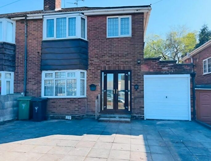 3 Bedroom Semi-detached House To Rent In Kingswinford Road, Dudley, DY1