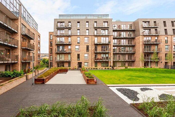 2 Bedroom Flat To Rent In Hughes Close, Canonmills, Edinburgh, EH7