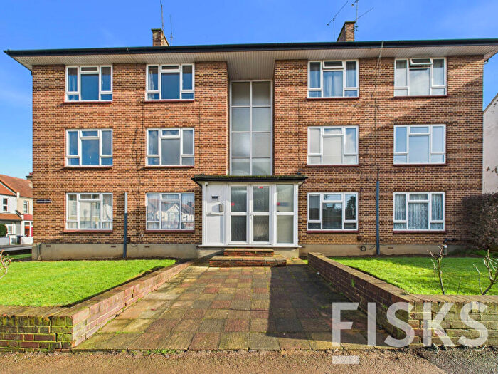 2 Bedroom Apartment For Sale In Westbourne Grove, Westcliff-on-sea, SS0