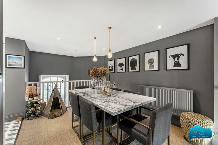 2 Bedroom Apartment To Rent In Royal Drive, Friern Barnet, London, N11