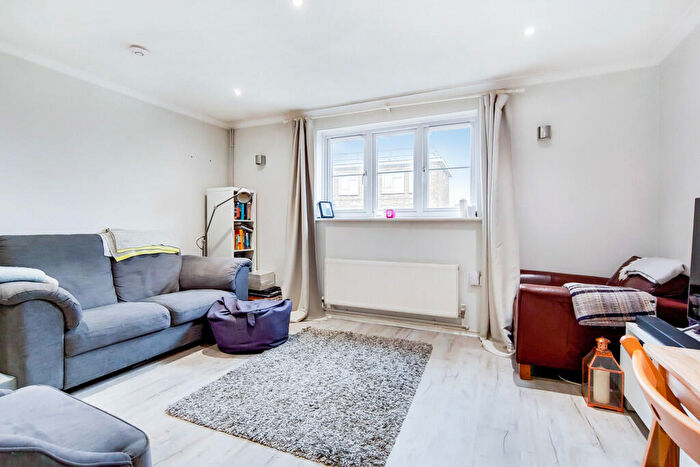1 Bedroom Apartment To Rent In Kiver Road, N19