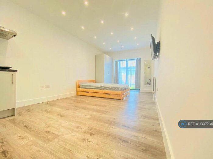 Studio To Rent In Middlesex, Pinner, HA5