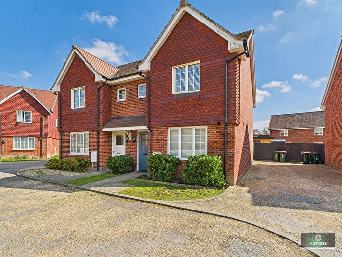 3 Bedroom Semi-Detached House For Sale In Wimblehurst Road, Crawley, RH10
