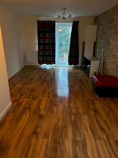 2 Bedroom Flat To Rent In Albacore Way, Hayes, UB3