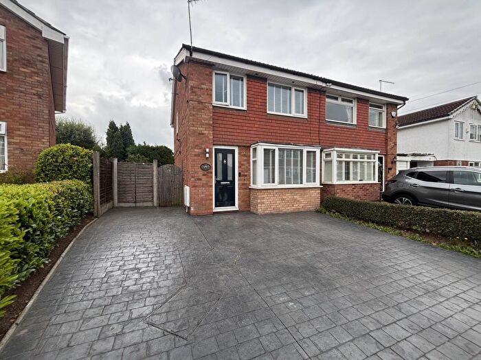 3 Bedroom Semi-Detached House For Sale In Redwood, Oldham, OL9