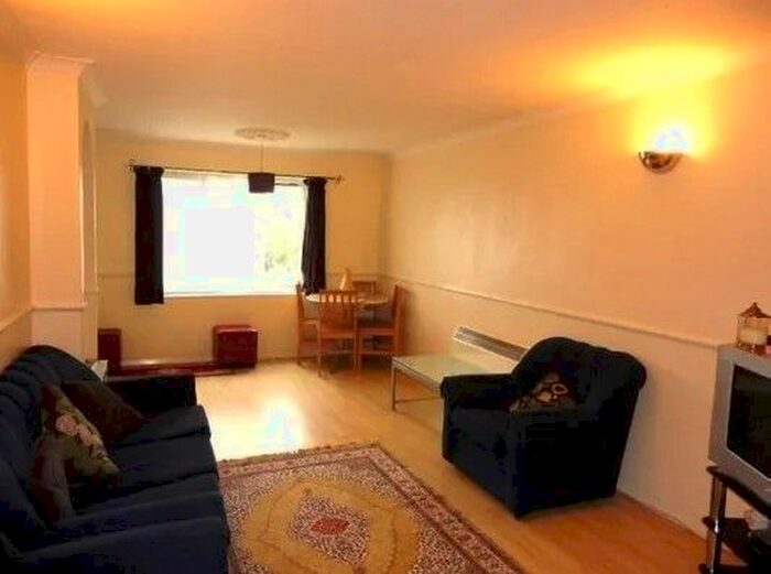 2 Bedroom Flat To Rent In Maltby Drive, Turkey Street EN1