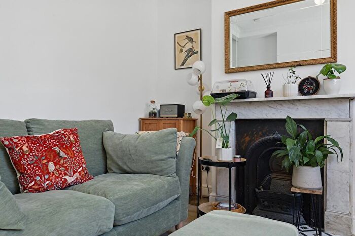 1 Bedroom Flat For Sale In Meadow Road, Loughton, IG10