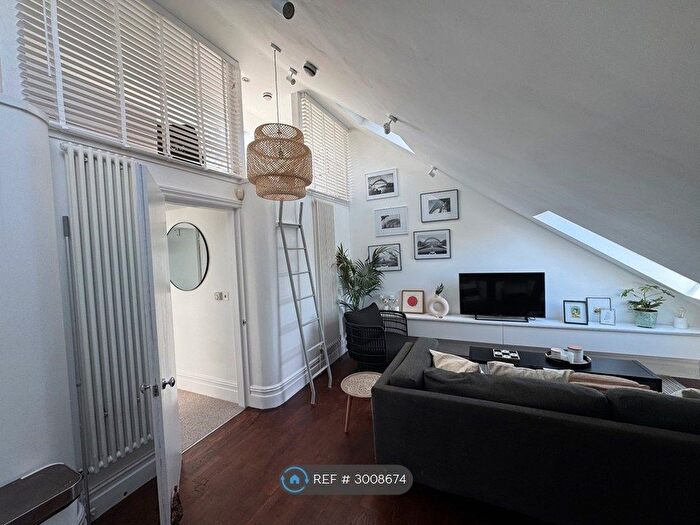 2 Bedroom Flat To Rent In Clapham Common South Side, London, SW4