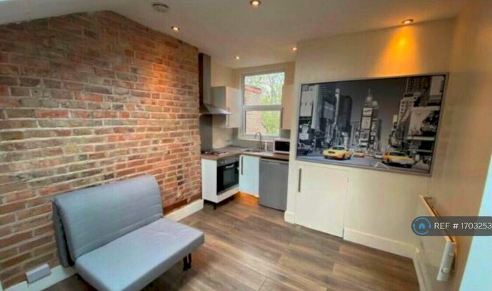 2 Bedroom Maisonette To Rent In Lascotts Road, London, N22