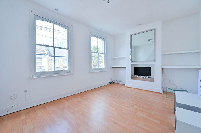 1 Bedroom Flat For Sale In Kincaid Road, Peckham, London, SE15