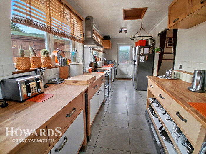 3 Bedroom Semi-Detached Bungalow For Sale In Meadow Close, Hemsby, NR29