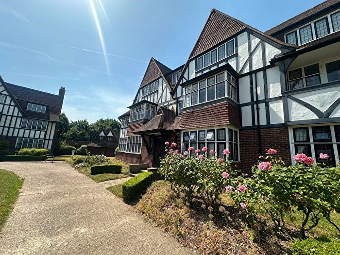 3 Bedroom Flat To Rent In Thanet Court, Queens Drive, West Acton, W3