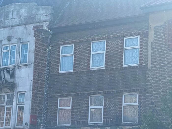 4 Bedroom Flat To Rent In Rayners Lane, Pinner, Greater London, HA5
