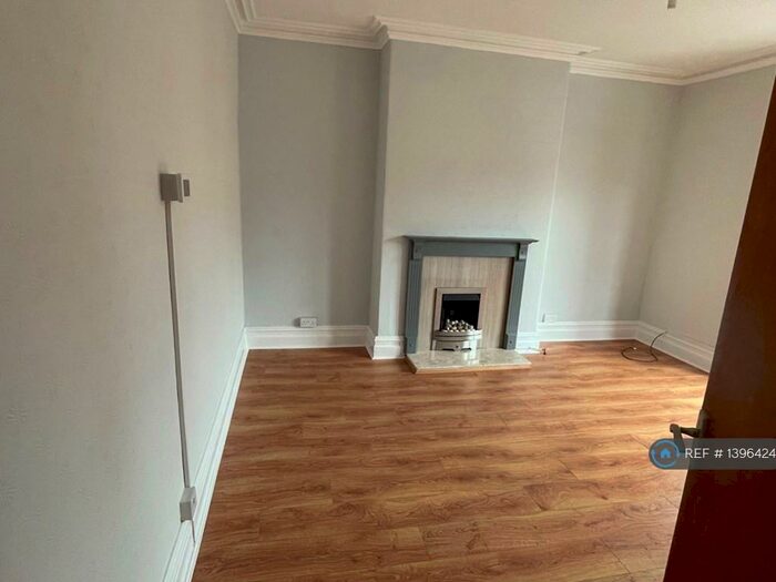 2 Bedroom Flat To Rent In Wynnstay Road, Colwyn Bay, LL29